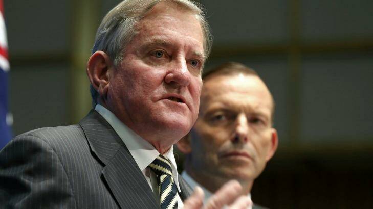 Target unchanged: Industry Minister Ian Macfarlane has defended a proposal to keep the renewable energy target at 20 per cent of power consumption.  Photo: Alex Ellinghausen