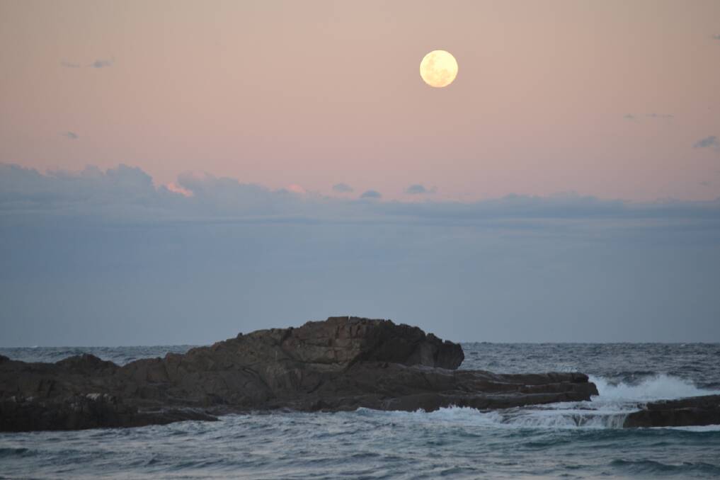Photos of the supermoon taken from Mystery Bay beach