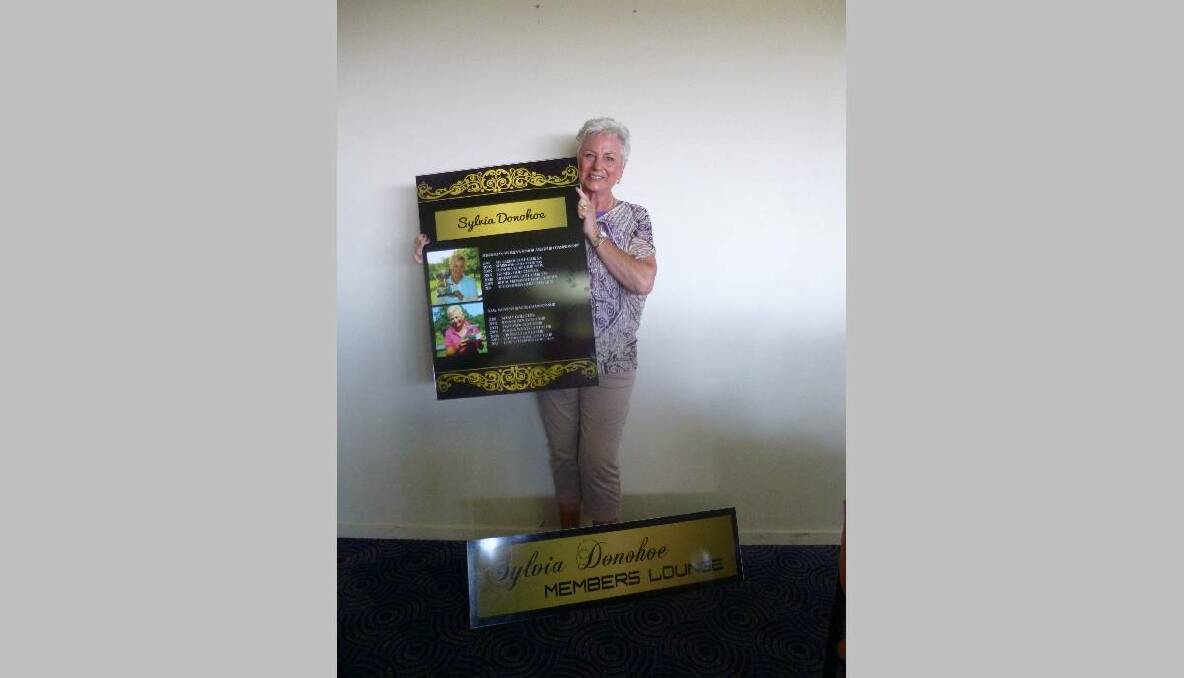 WINNER: Narooma golfer Sylvia Donohoe accepting the plaque for the member’s lounge that was named after her for her achievements during her golfing career.