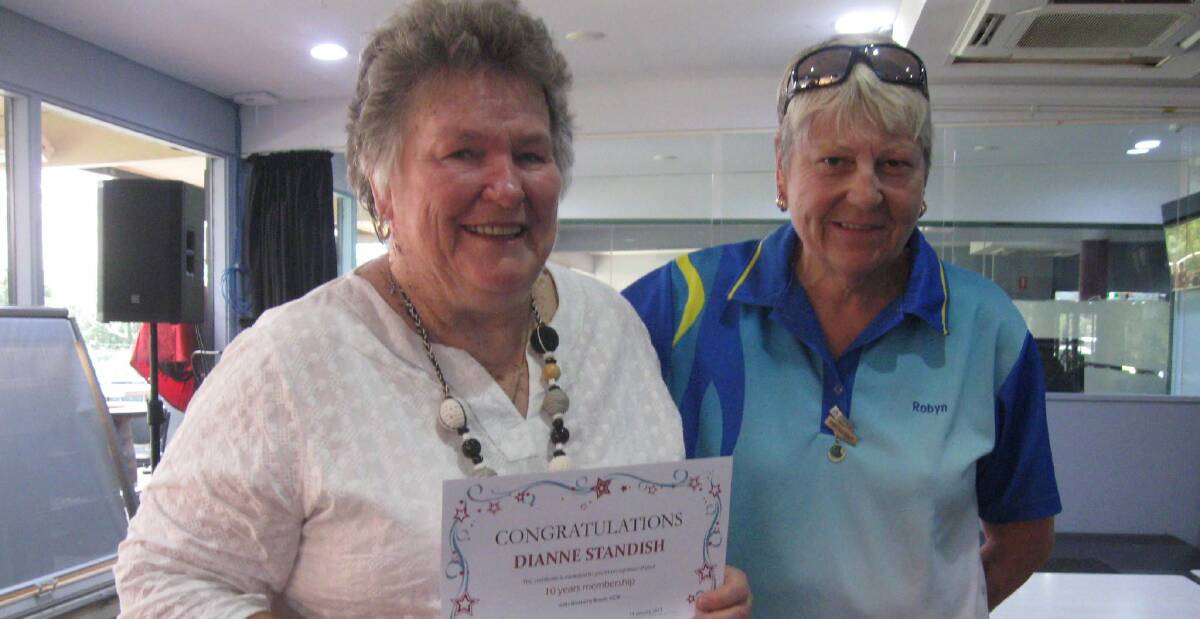 MALUA BAY WOMEN: Di Standish receives her 10-year certificate from president Robyn Butcher.