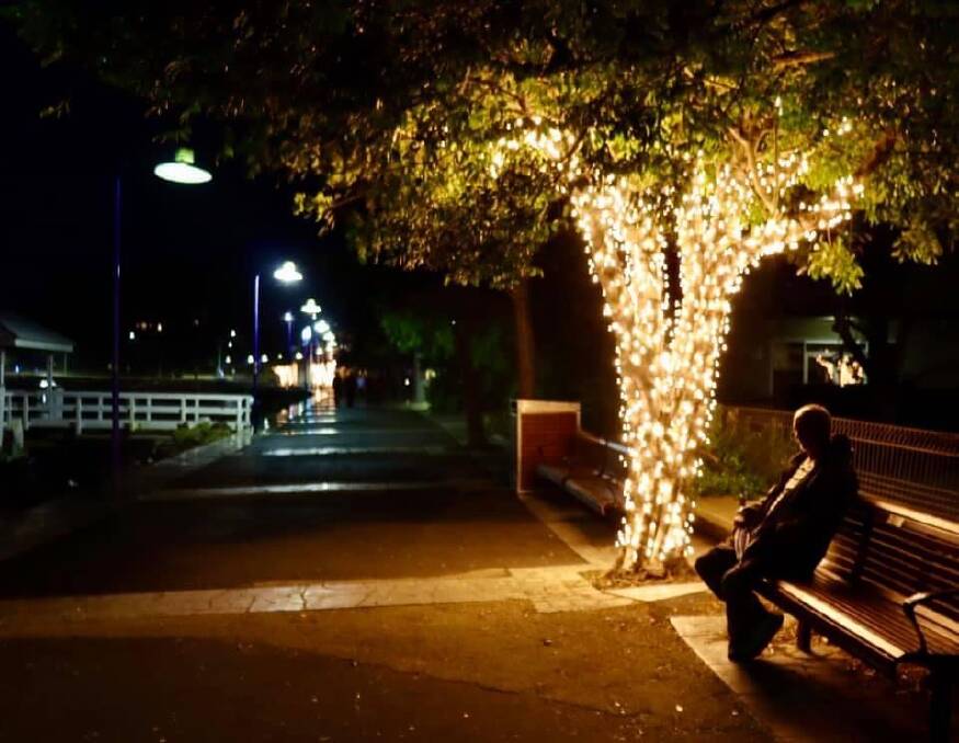 A light display will take place at the Mara Mia walkway (near Kohlis restaurant and Sam's pizzeria) and foreshore at Batemans Bay on New Year's Eve.