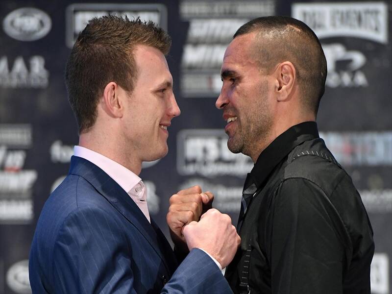Anthony Mundine (r) says age won't be a barrier to him defeating Jeff Horn (l).