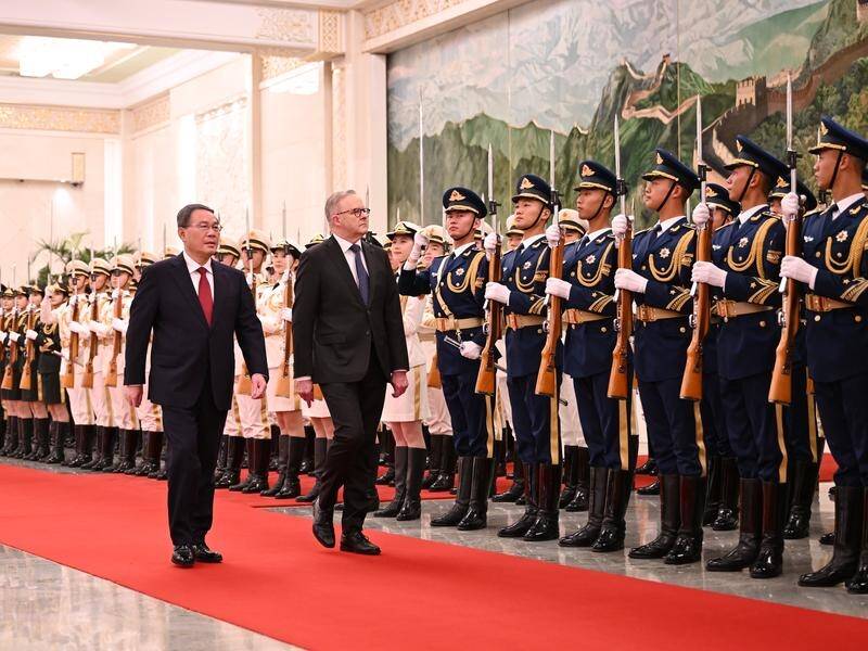 Prime Minister Anthony Albanese and Chinese Premier Li Qiang arrived to a ceremonial welcome. (Lukas Coch/AAP PHOTOS)