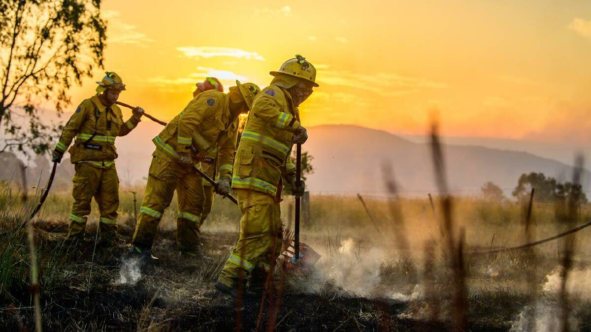 Easing weather conditions have helped firefighters to tackle blazes that have devastated townships. (Michael Currie/AAP PHOTOS)